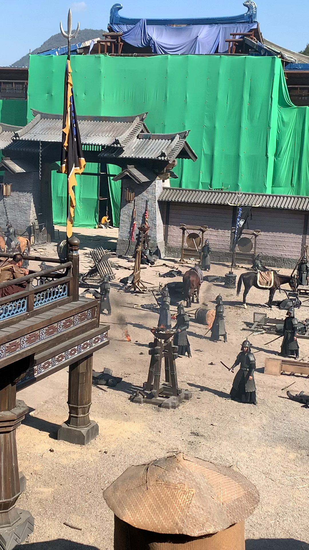 拍戏十几个人拍出千军万马的场面