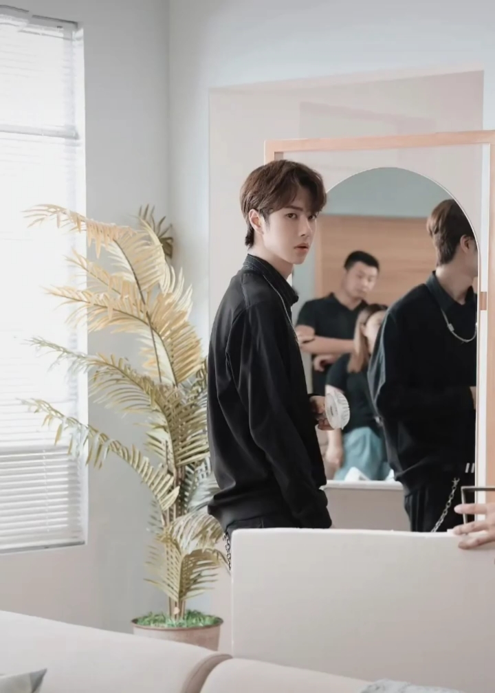 王一博#你什么时候知道自己帅的?照镜子的时候.