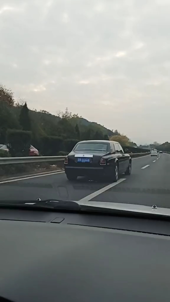 去南京路上遇到苏n66666车子,江苏首富东哥的嘛