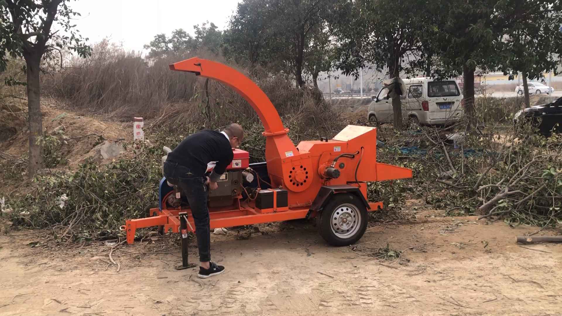 树枝粉碎机移动树枝粉碎机柴油动力可粉碎10公分的木材