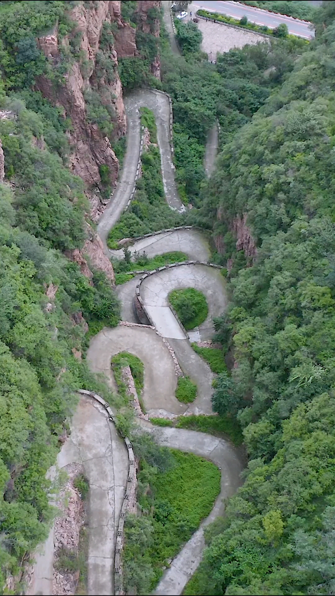 秦王湖旁居然隐藏着一条超级盘山路,神奇的是盘山路上还有一个微型