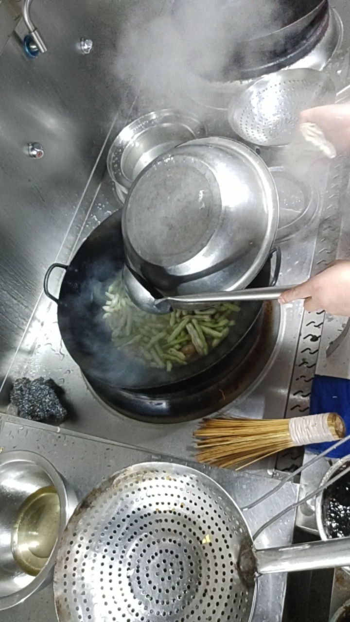 监控拍下后厨惊人的一幕,原来酒店是这样炒菜的.
