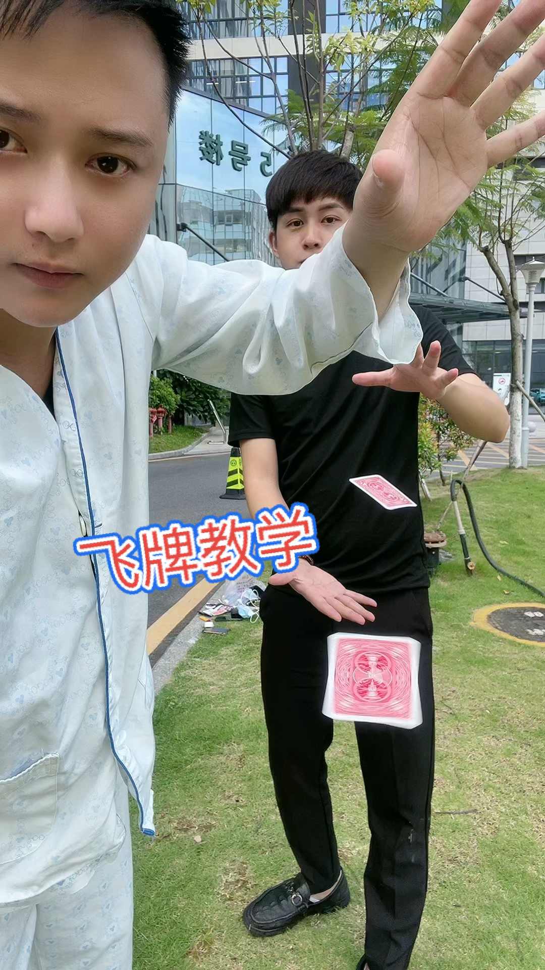 魔术师林剑伟飞牌教学原来是有一根线挂着的