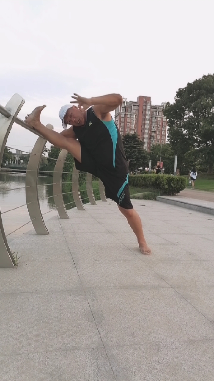 健身宁教练传递健身正能量#压腿