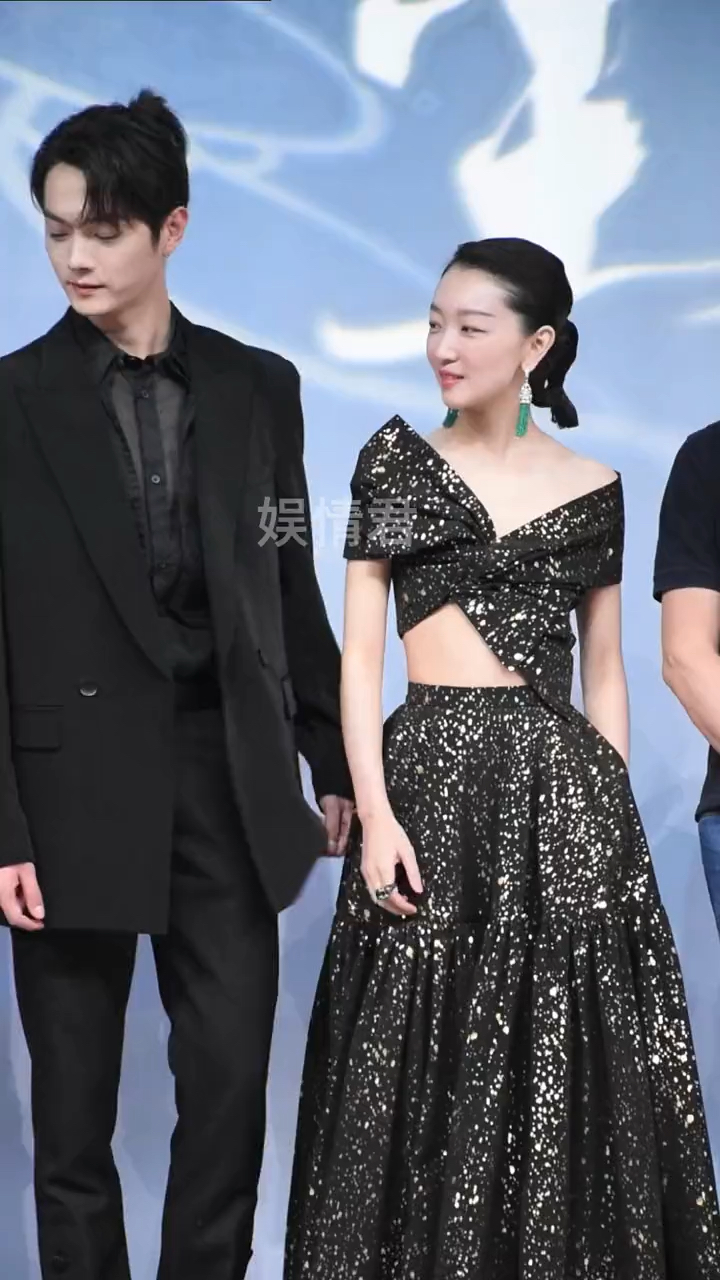 许凯周冬雨两人比手势也太好玩了一个要赞一个要耶70哈哈哈