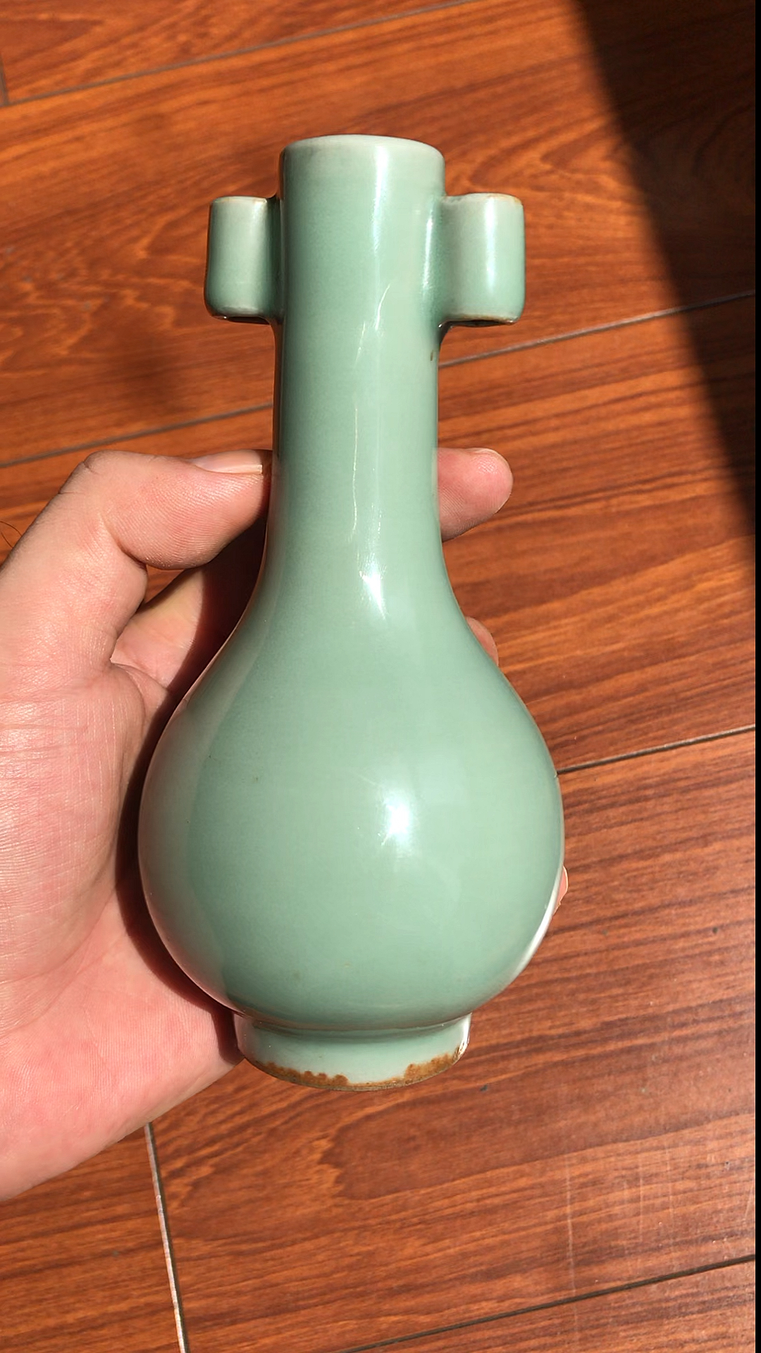 龙泉粉青贯耳瓶