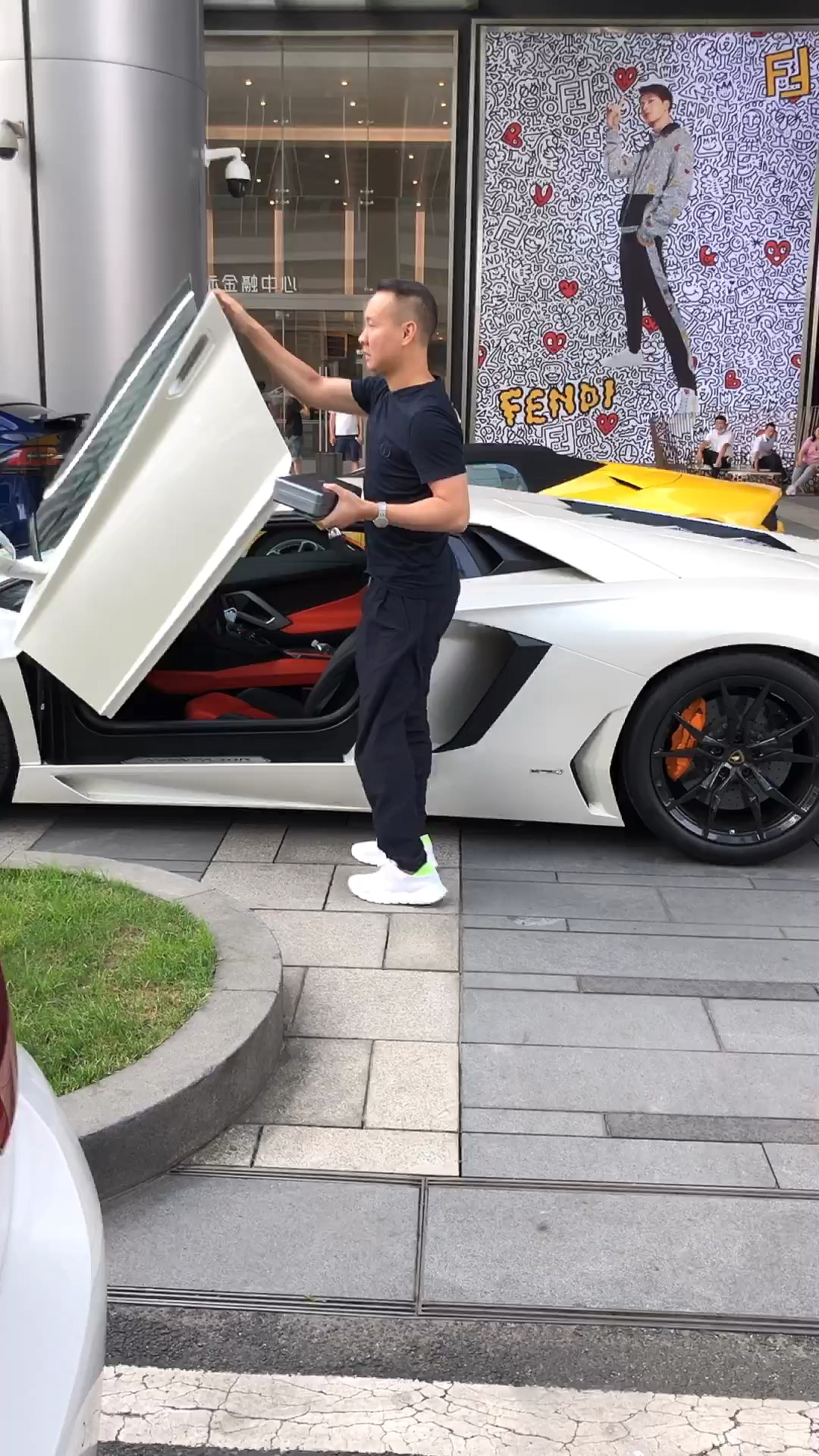 高颜值总裁开兰博基尼来上班,一身名牌奢侈品,光手上戴的表都够我奋斗