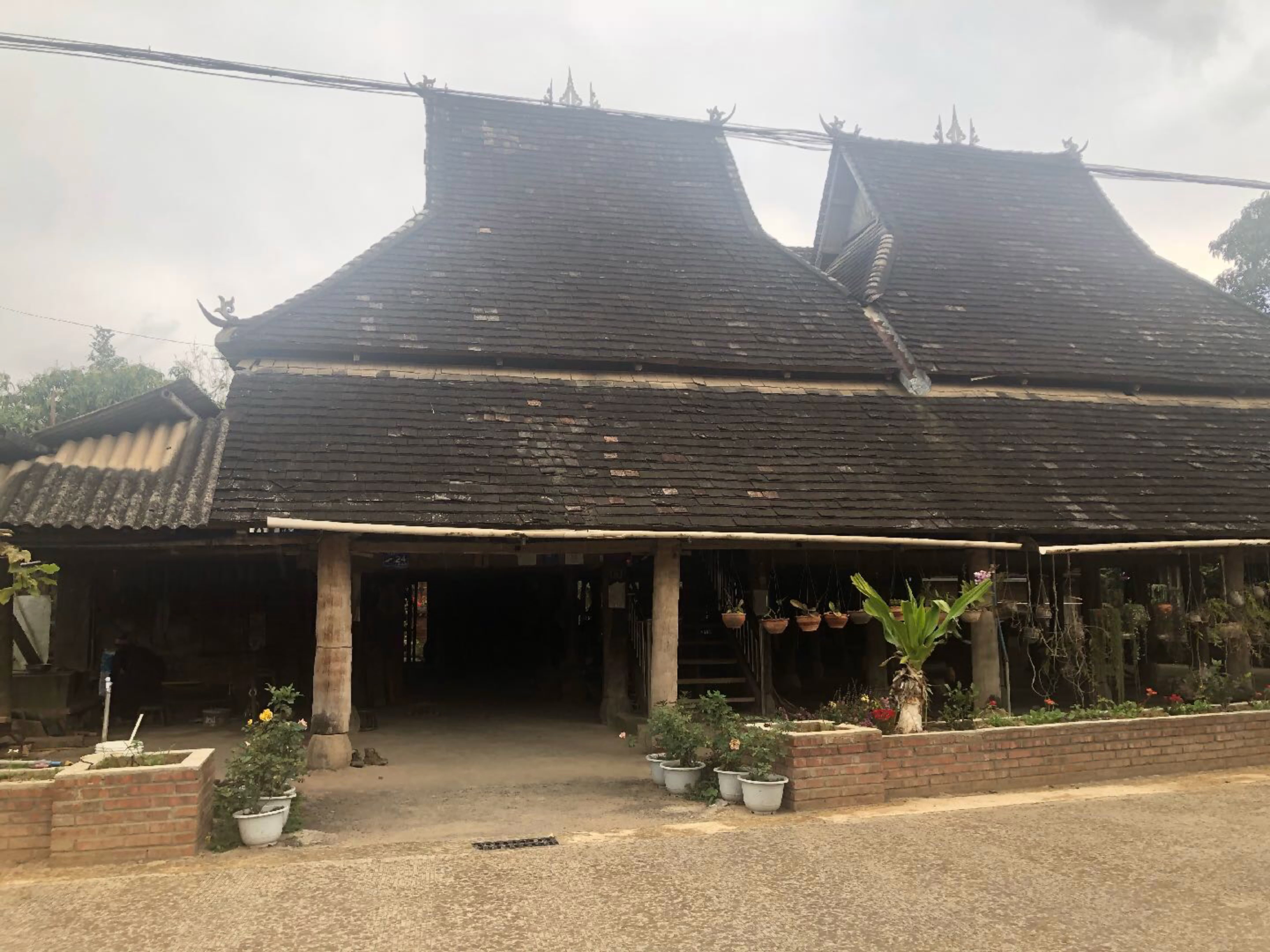 西双版纳曼燕村,80多年的老傣楼,老奶奶在做手工