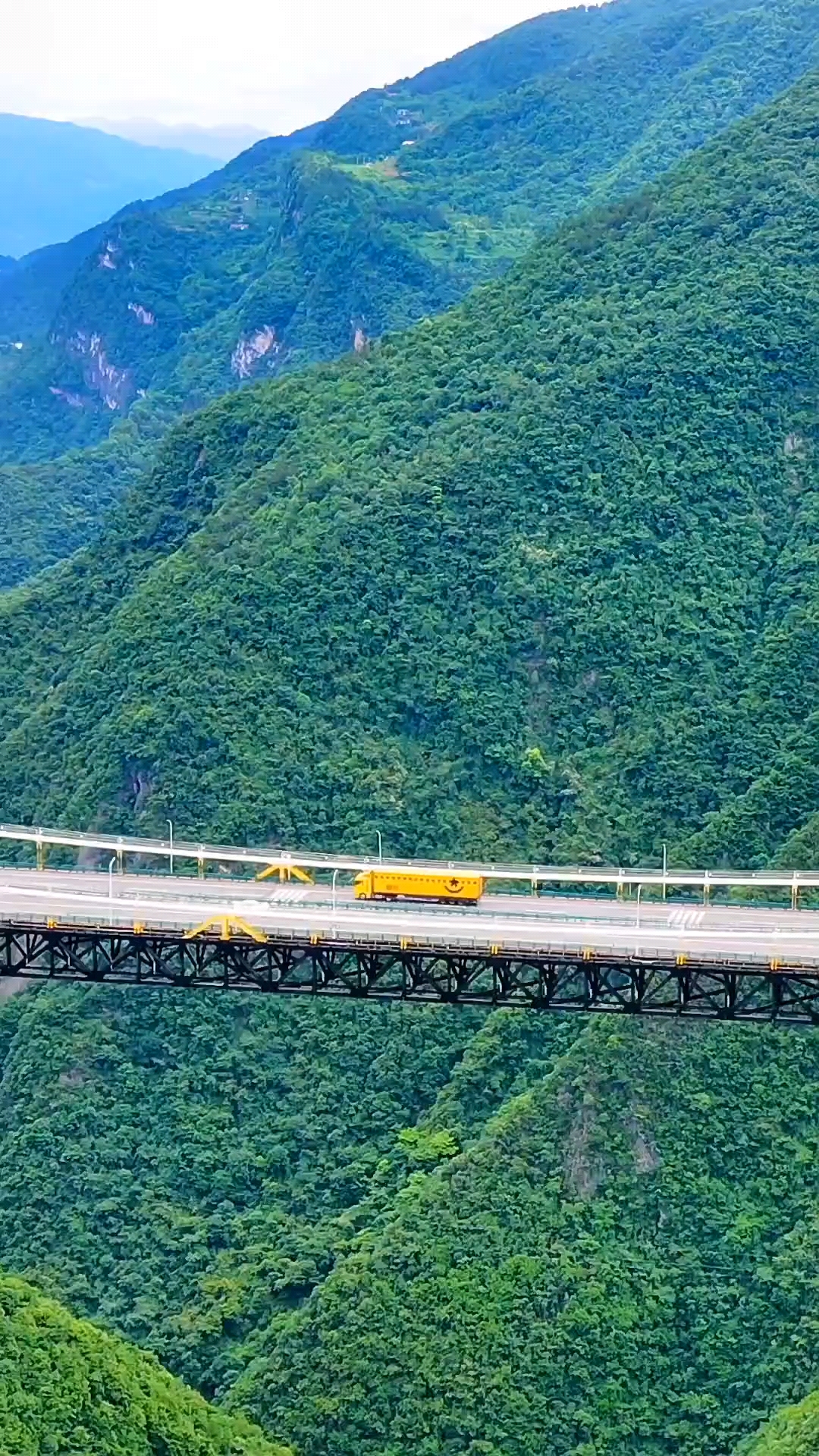 世界第二高橋,湖北四渡河大橋,橋面距谷底560米,相當於200層樓高.