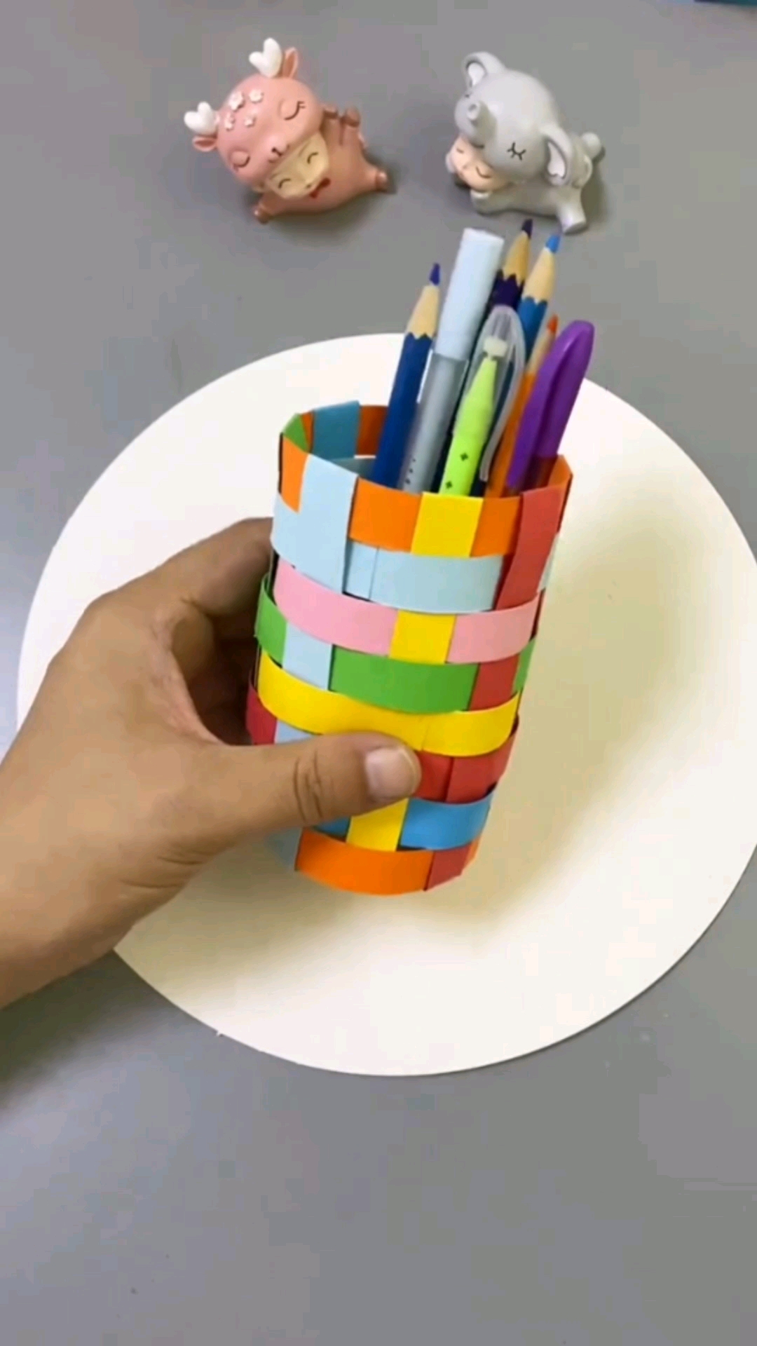 手工制作#裁一些纸条,做一个彩色的笔筒-度小视