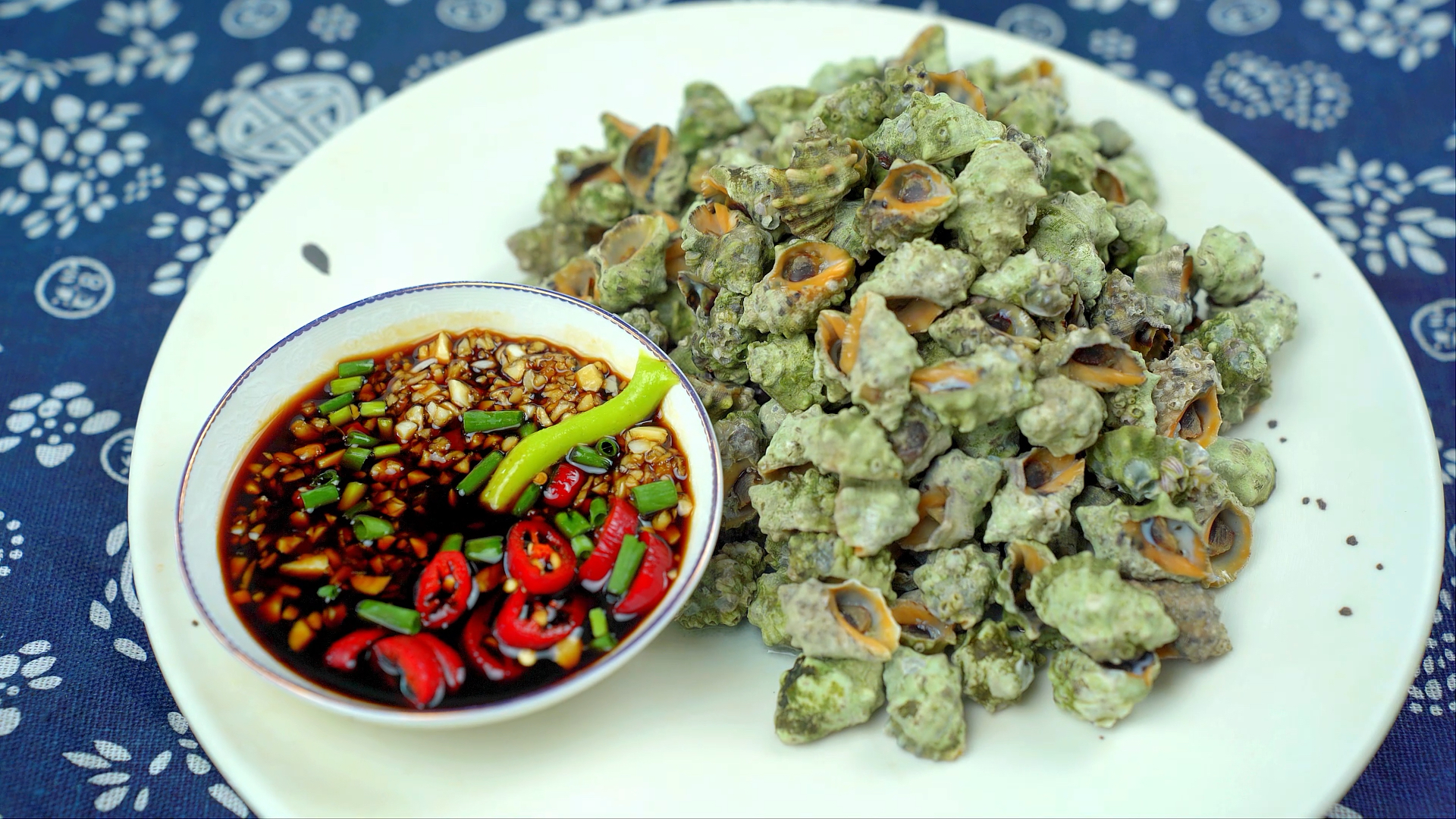 潮水退去后,石梯上有很多苦螺,捡些回去做一道最简单的"白灼苦螺",下