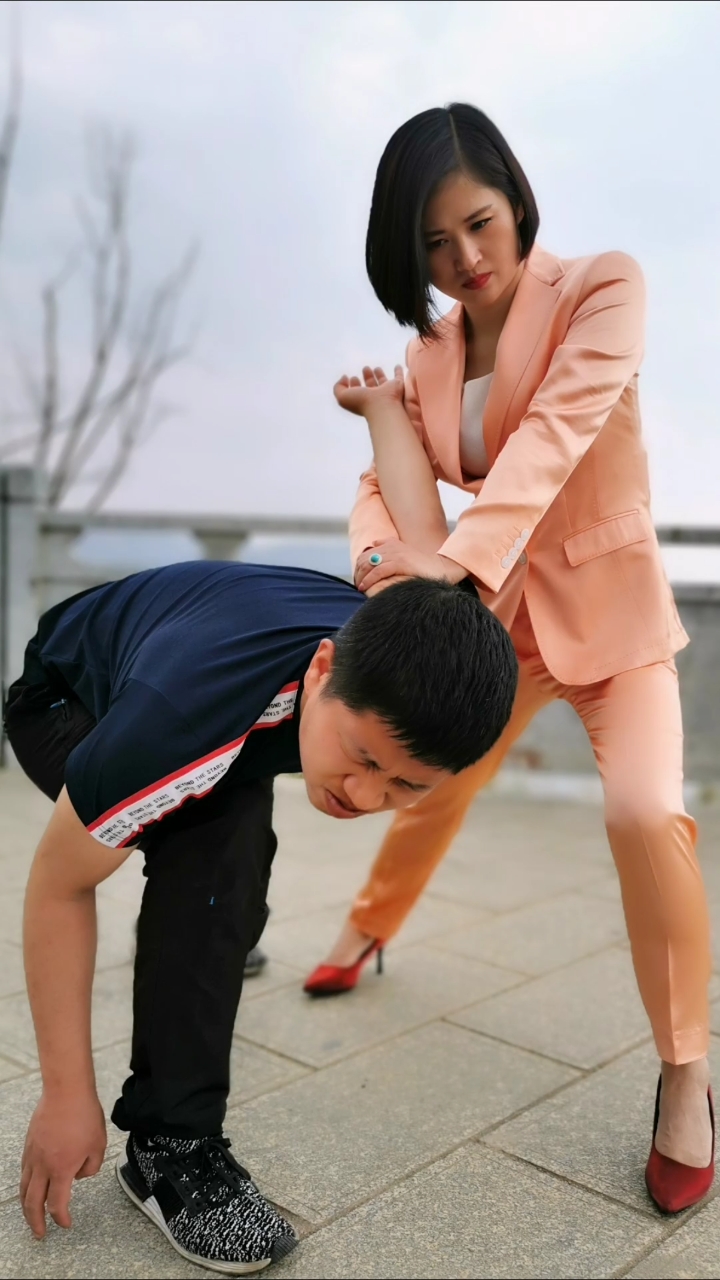 女子防身术#"对不起"不好使,一招擒拿管用吗?女子防身擒拿格斗术