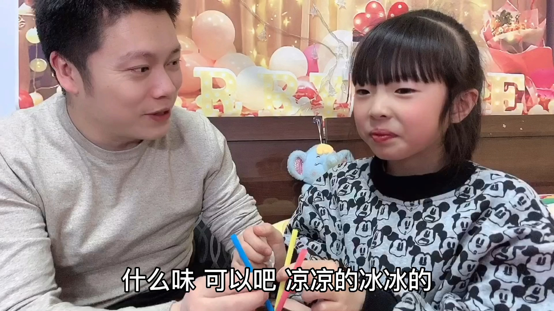 晴宝和爸爸一起开椰子,怎么弄就是打不开,像买了个"炸弹"一样