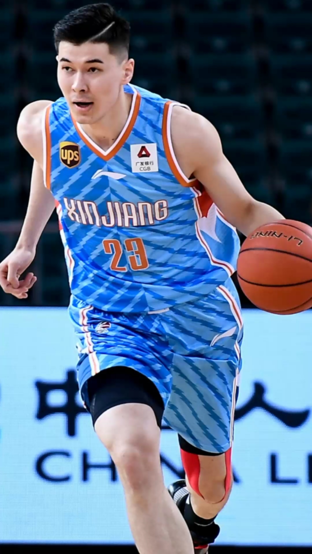 阿不都沙拉木持球突破内线,强势上篮命中!