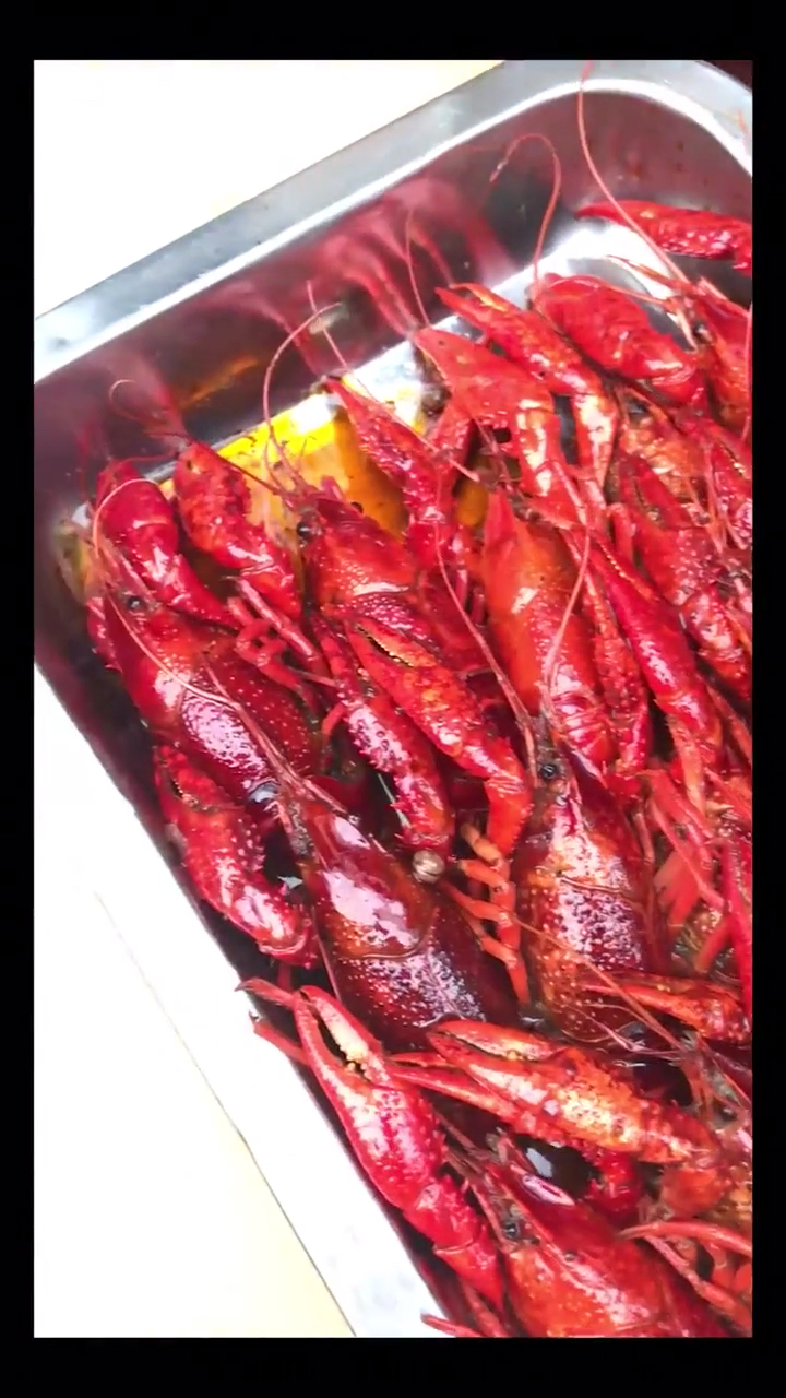 美食#近日,鹭岛街上的八斤小龙虾惨遭三位少女毒手!