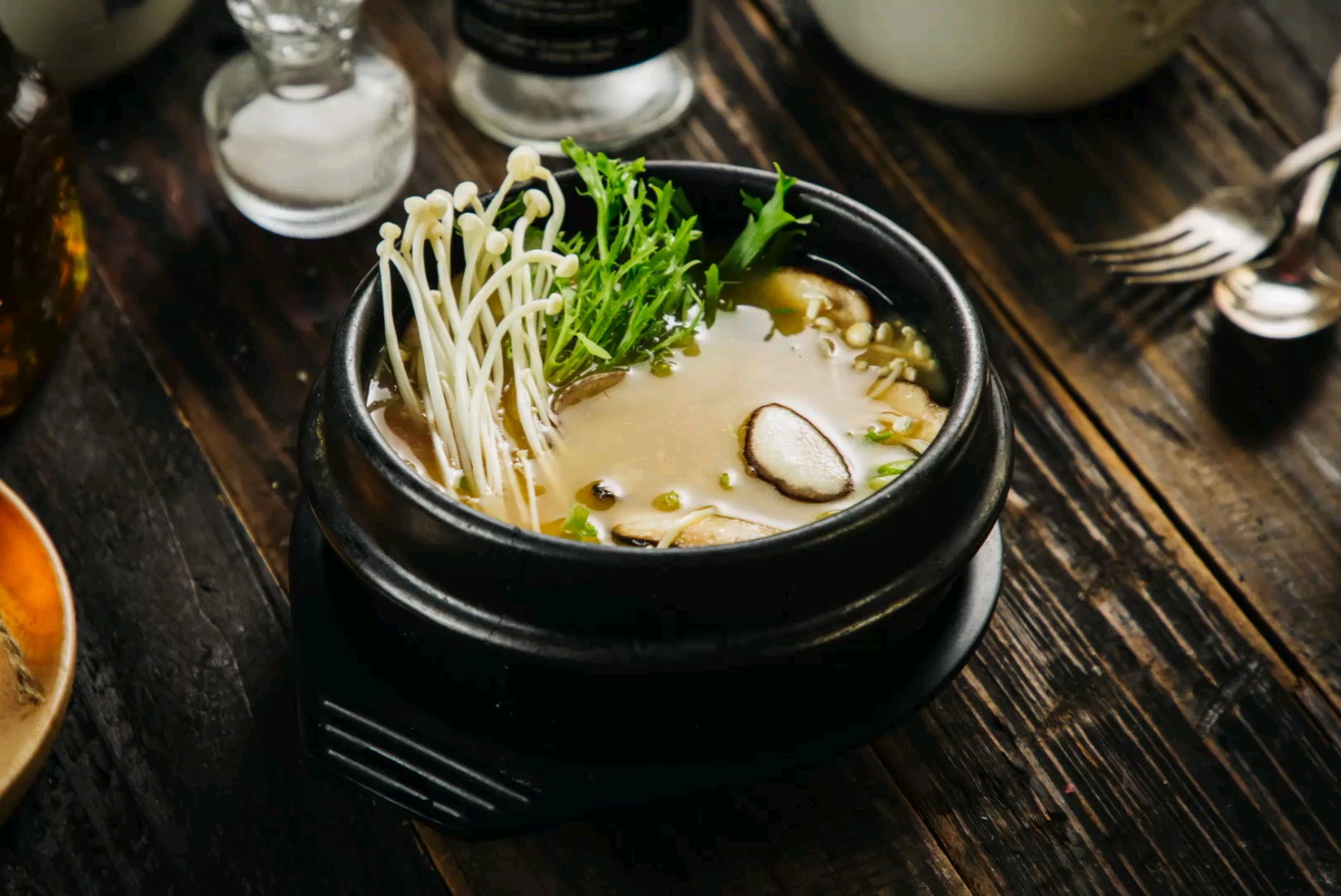 韩式大酱汤:猪五花肉煸炒至金黄色,加入西葫芦等,加入银鱼高汤,锅开后