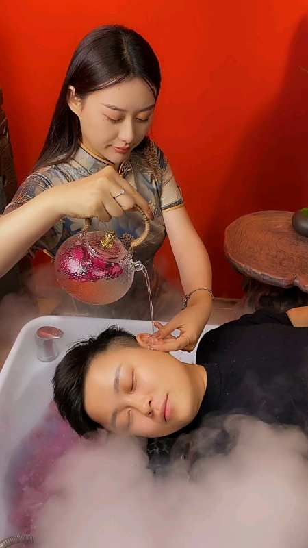 有趣有收获你的浏览器不支持视频播放 #专业采耳#今天来了位小姐姐