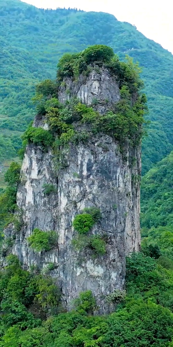 贵州一村庄后面的"宝山"