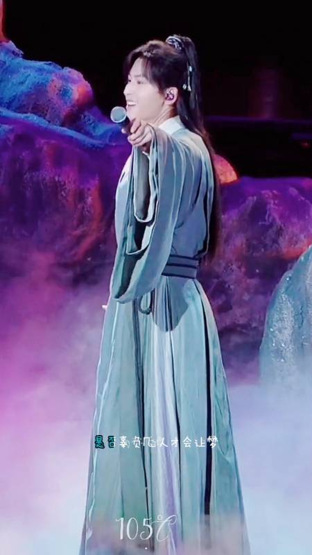 张哲瀚#《孤梦》全程拍摄,视频来源见水印哦!真的特别喜欢这首歌