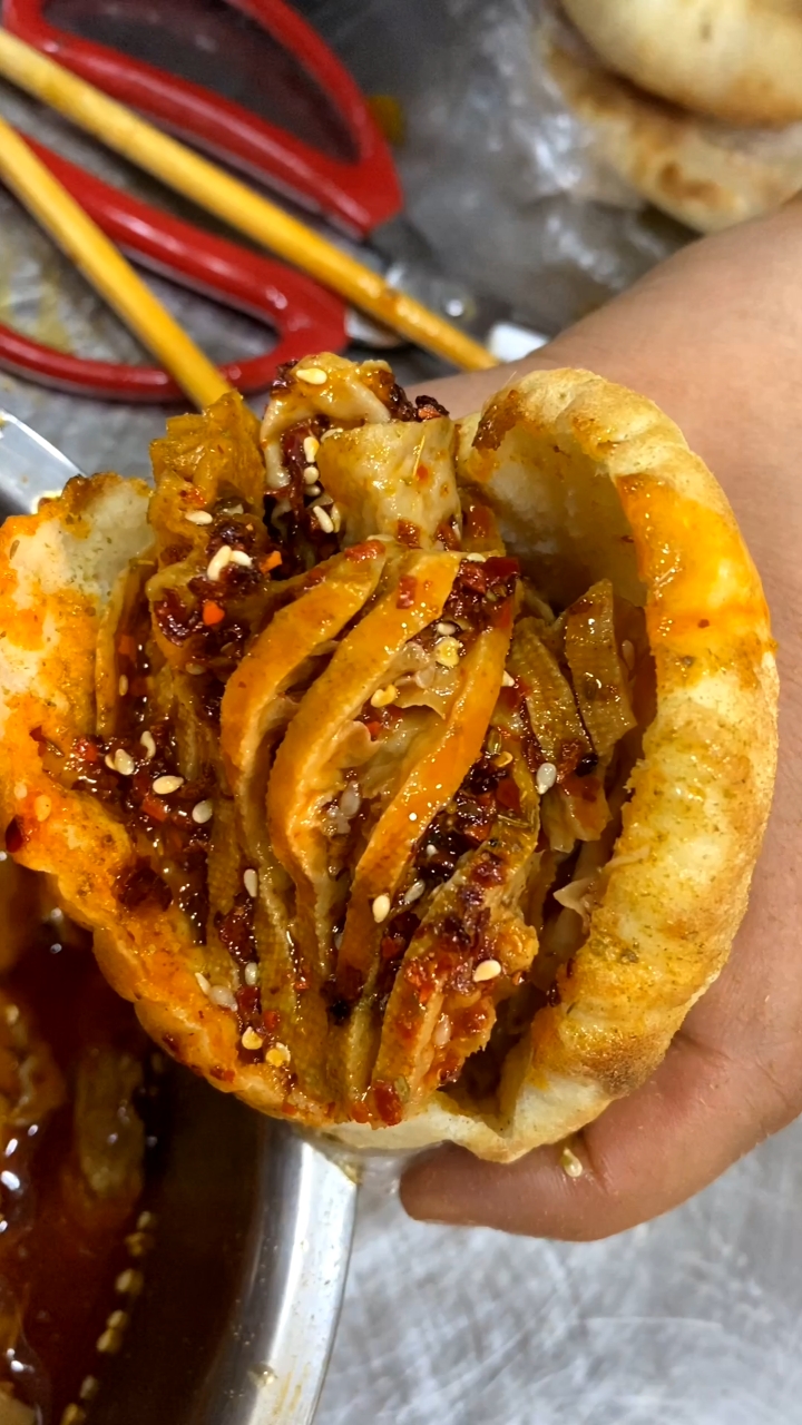 这就是在我们老家河南,开一家火一家的灌汤烧饼,三块一个,好吃不贵