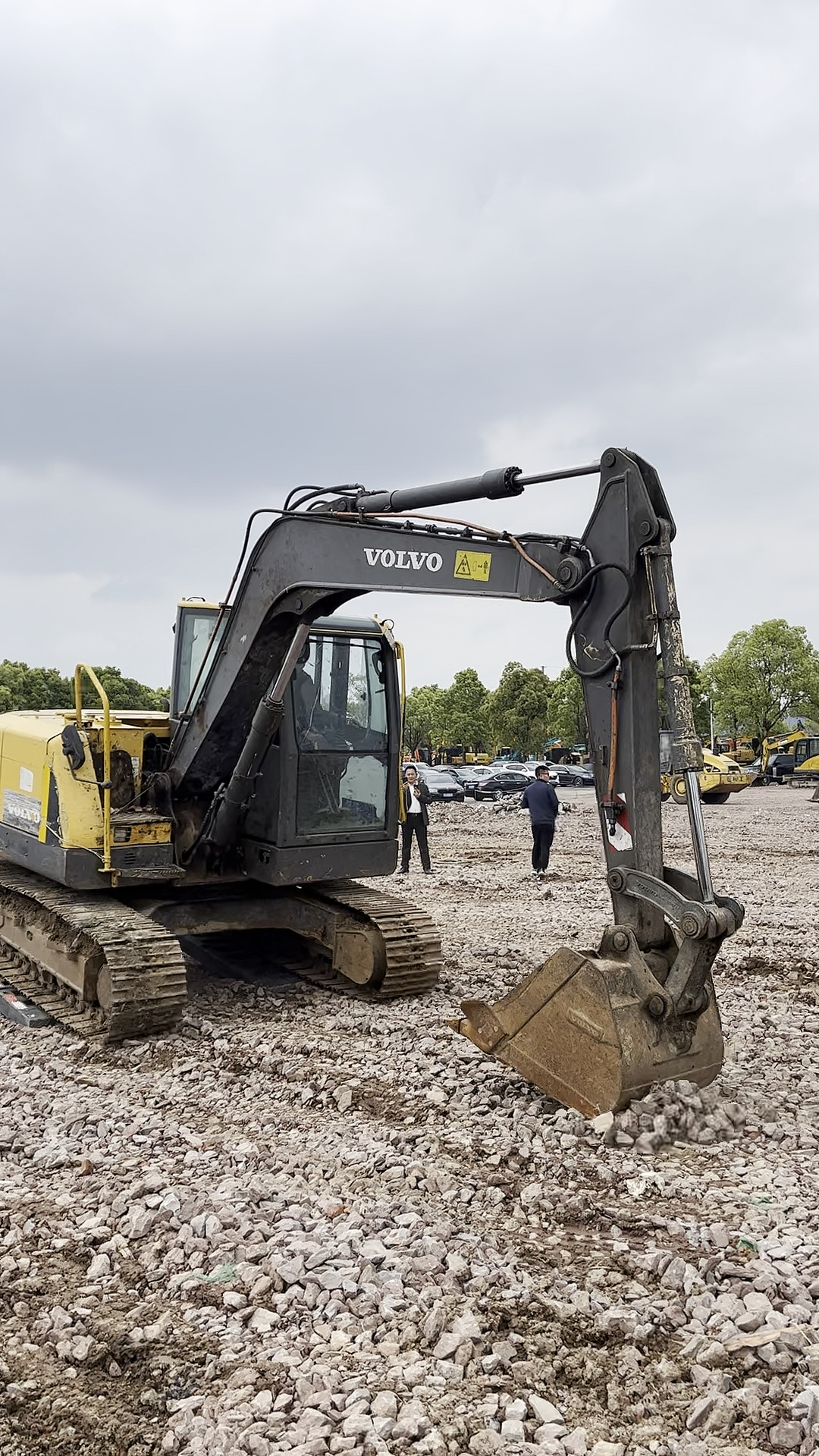 二手挖掘机个人#赵哥置换的沃尔沃80二手挖掘机到家了,各位看这晨况