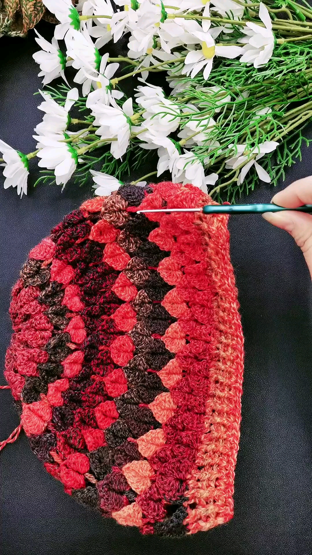 全民最牛手艺人美女老师钩新款鱼鳞花帽