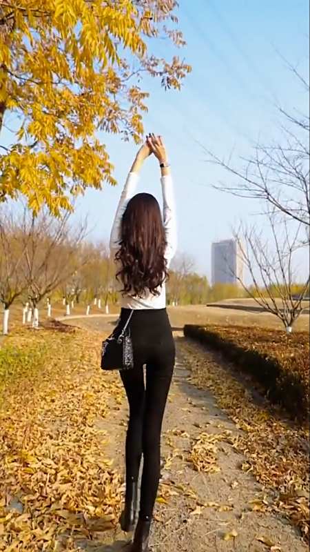 背影杀手#完美魔鬼身材大长腿背影女神,为落叶满地的秋天带来了春意