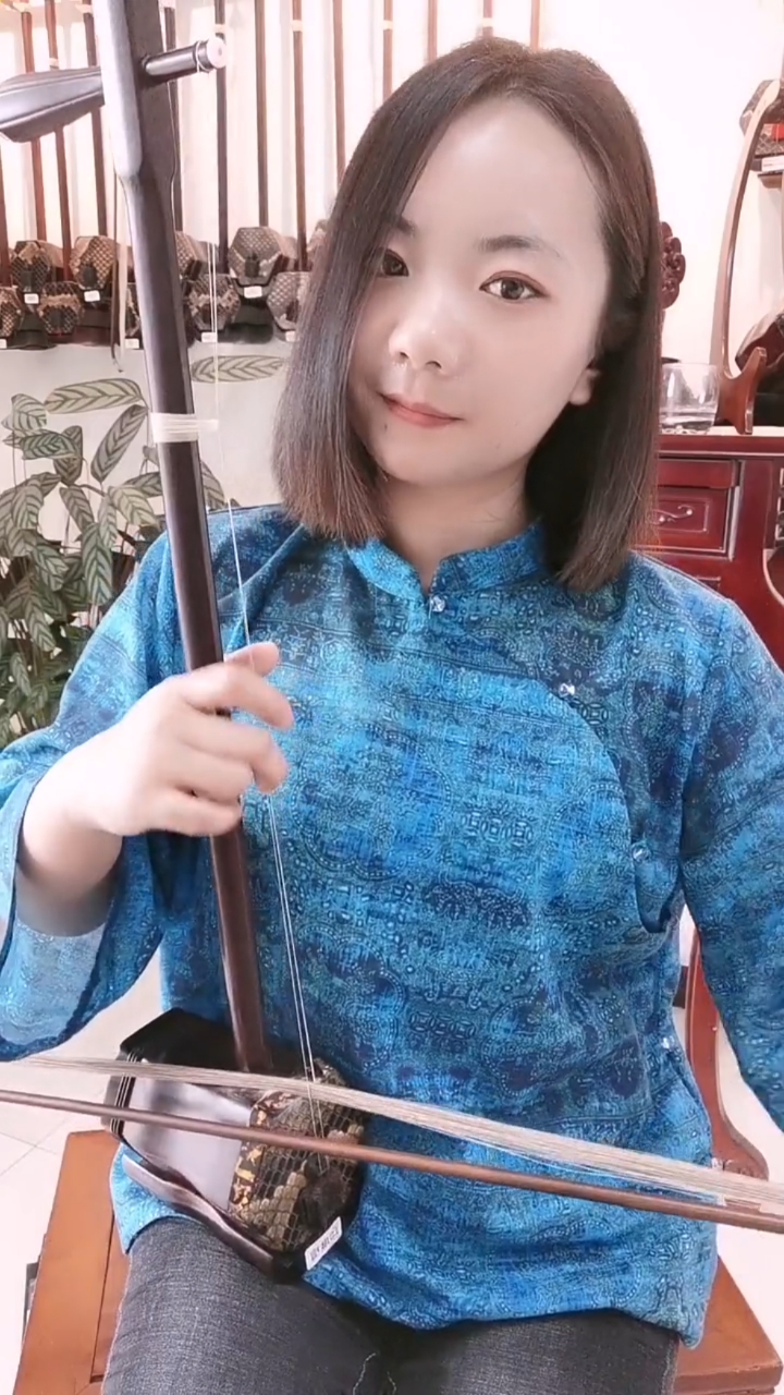 经典老歌#美女二胡深情独奏【渴望】,琴音柔美细腻,余音绕梁,三日不