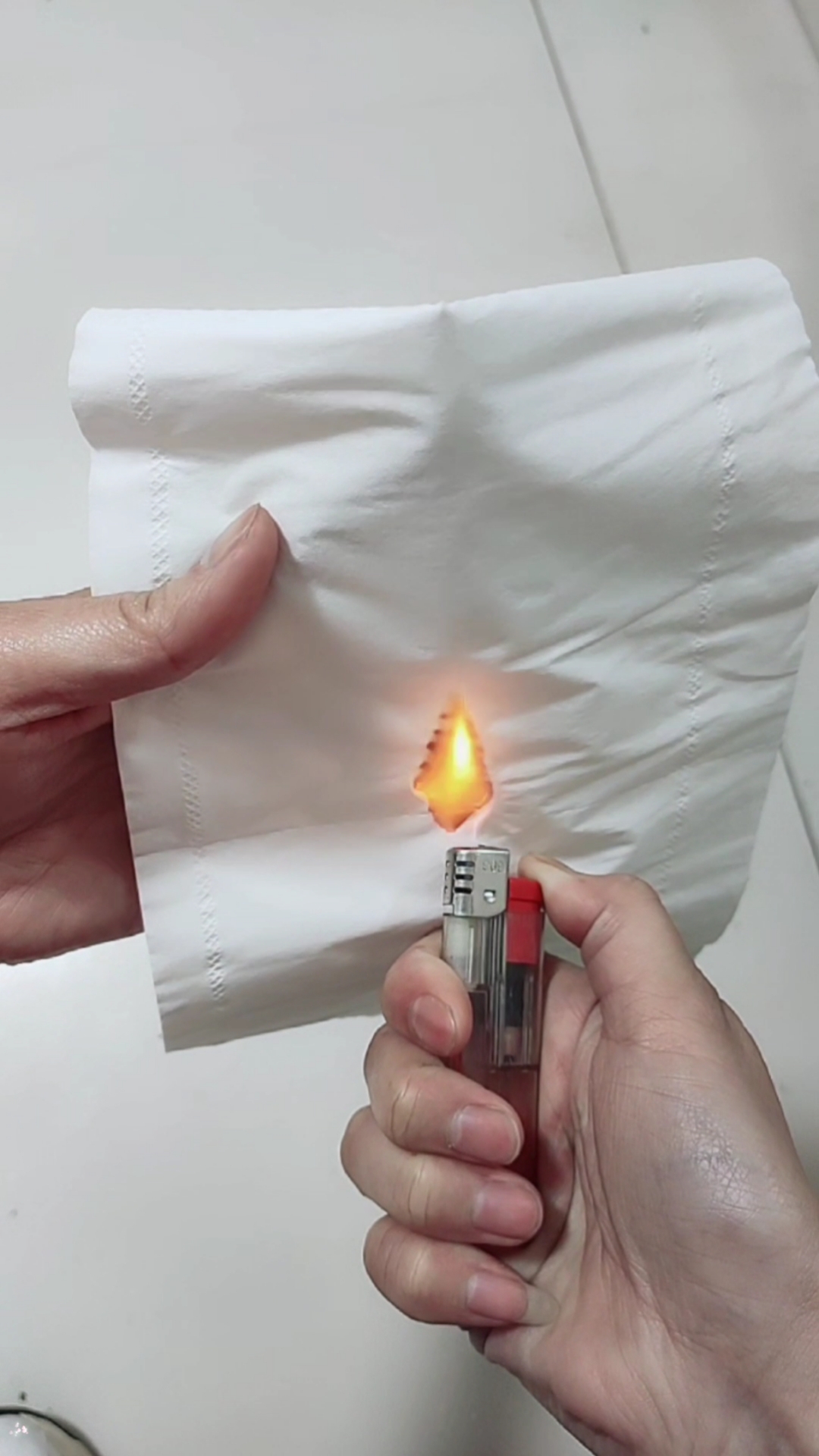 事实证明纸可以包住火,就是有点烫手,就像我可以忍住不想你,就是有点