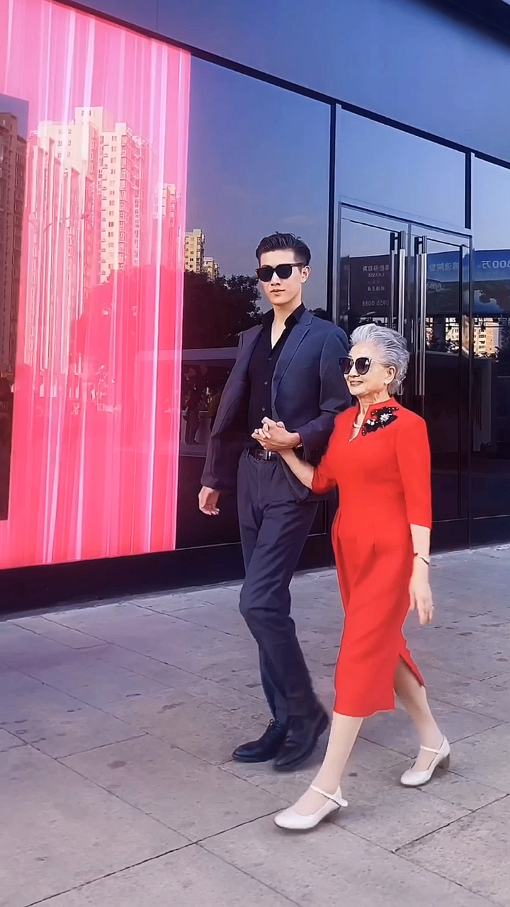 我叫盛瑞玲,今年整90周岁,有大孙孙的陪伴我很开心