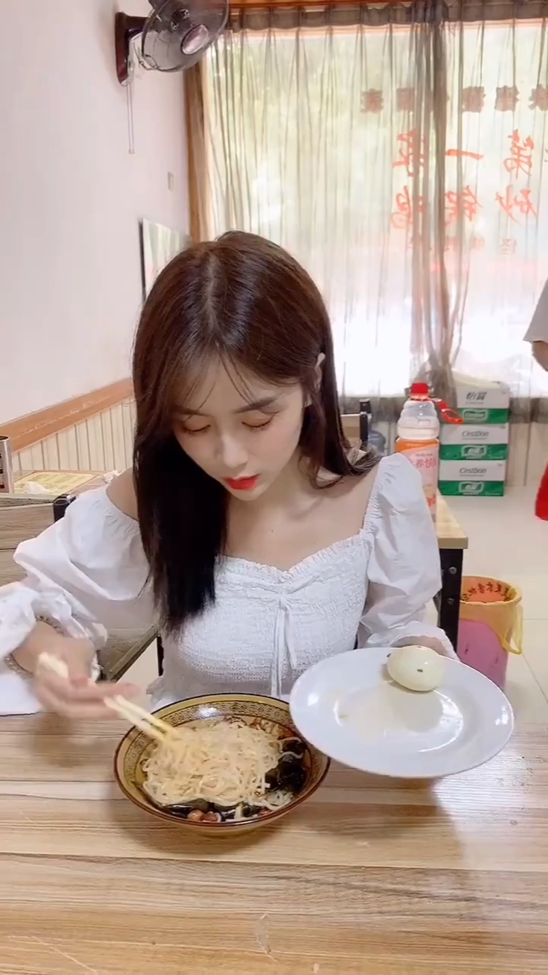 今天太幸运了,吃个粉还有美女送卤蛋