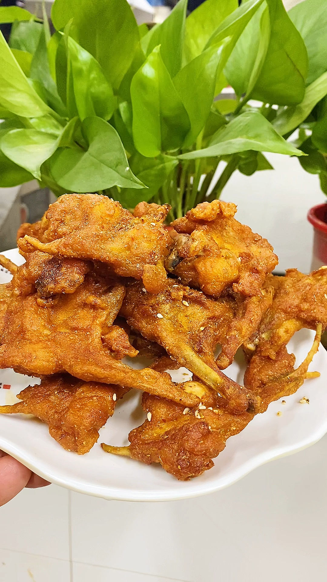 炸鸡努力终有回报美好生活必须靠自己推个小车做炸鸡叉骨回头客真不少