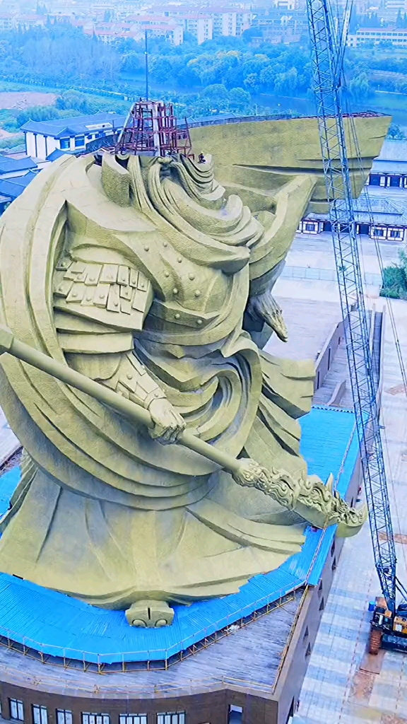 荆州城下再无关公,最大违建关公青铜雕像拆移中,做梦都没想到有一天