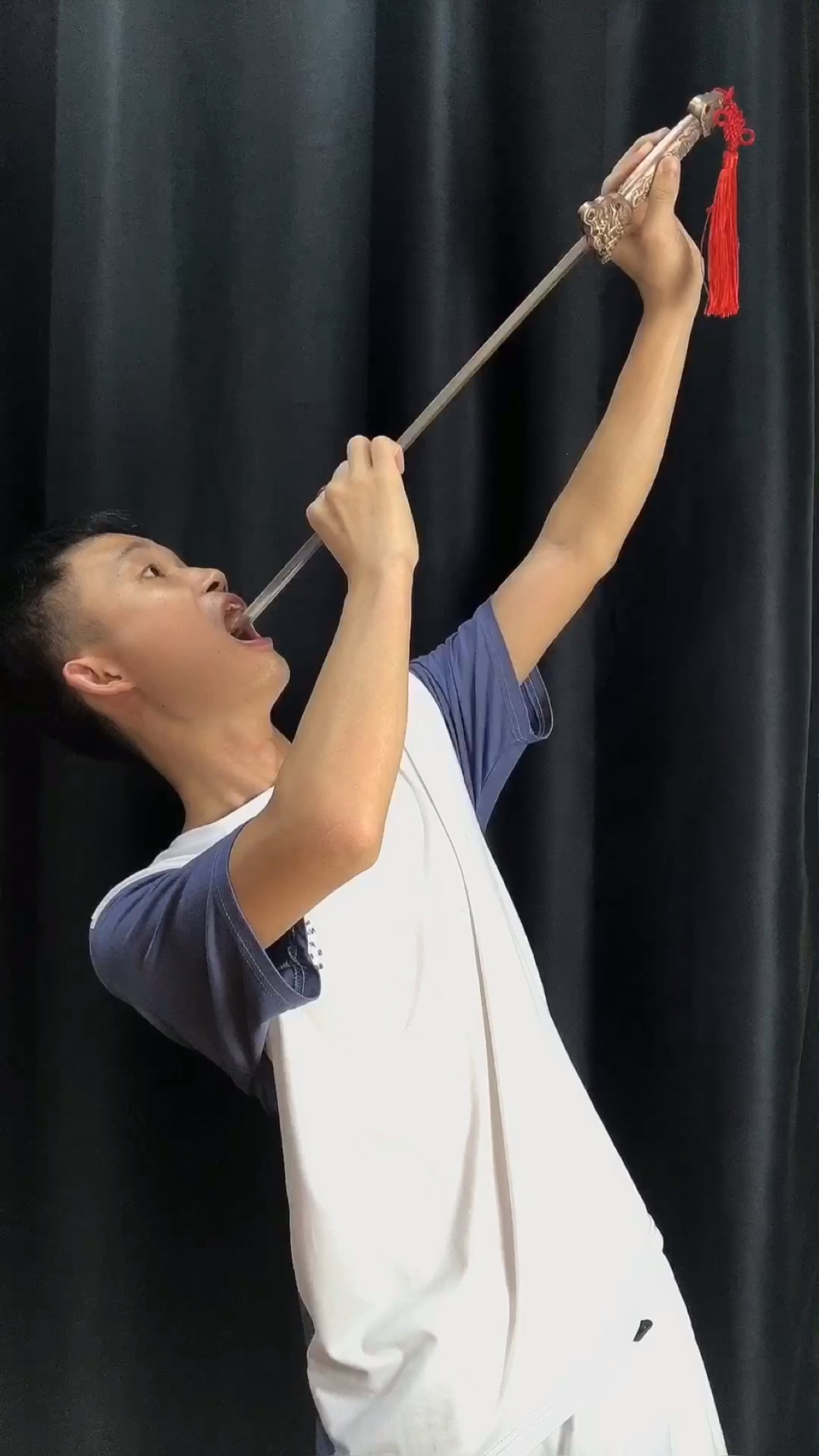 传说中的口吞宝剑,这招真厉害!