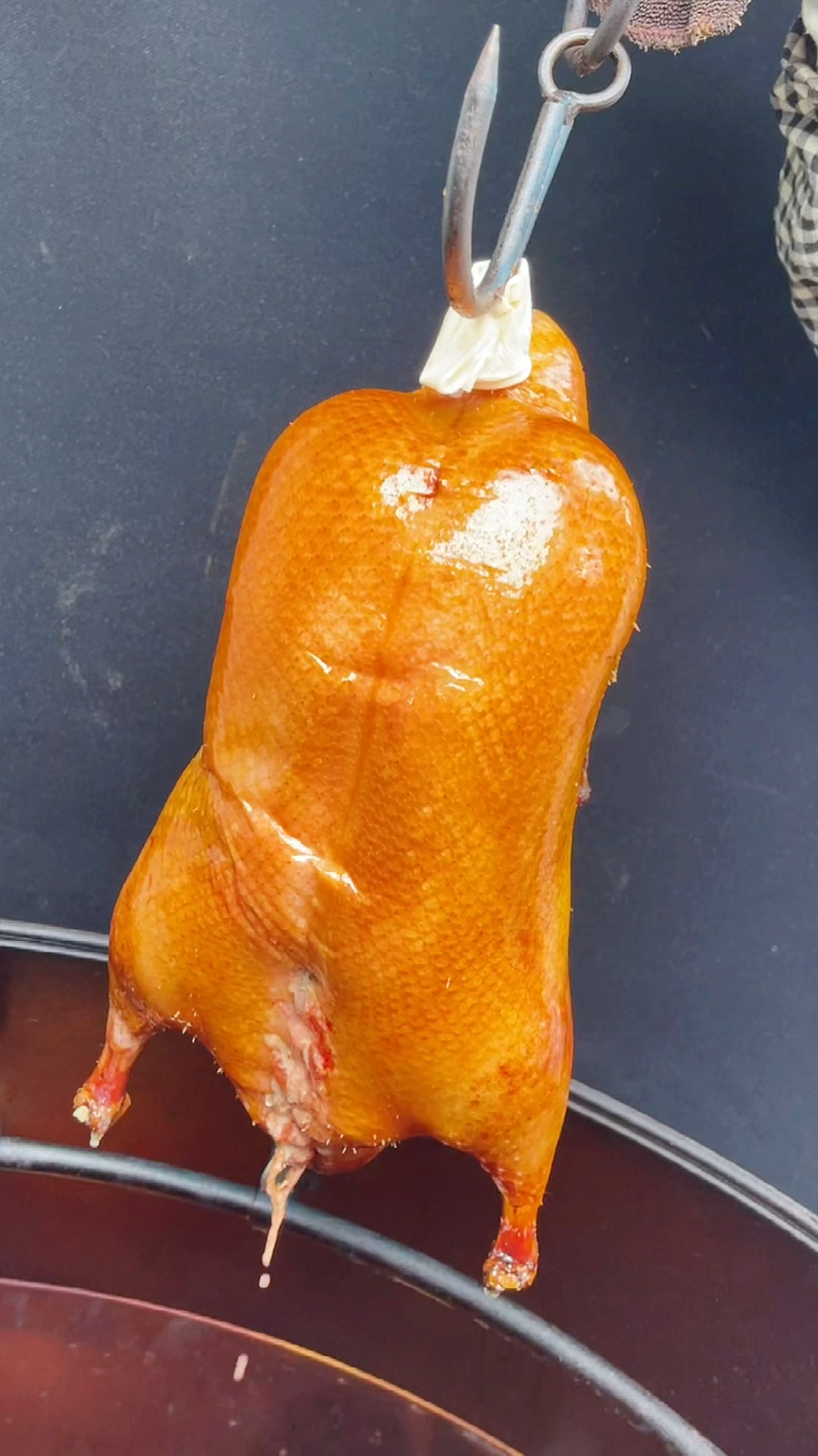 很多朋友问我,北京烤鸭如何腌制的,其实北京烤鸭是不需要腌制的.