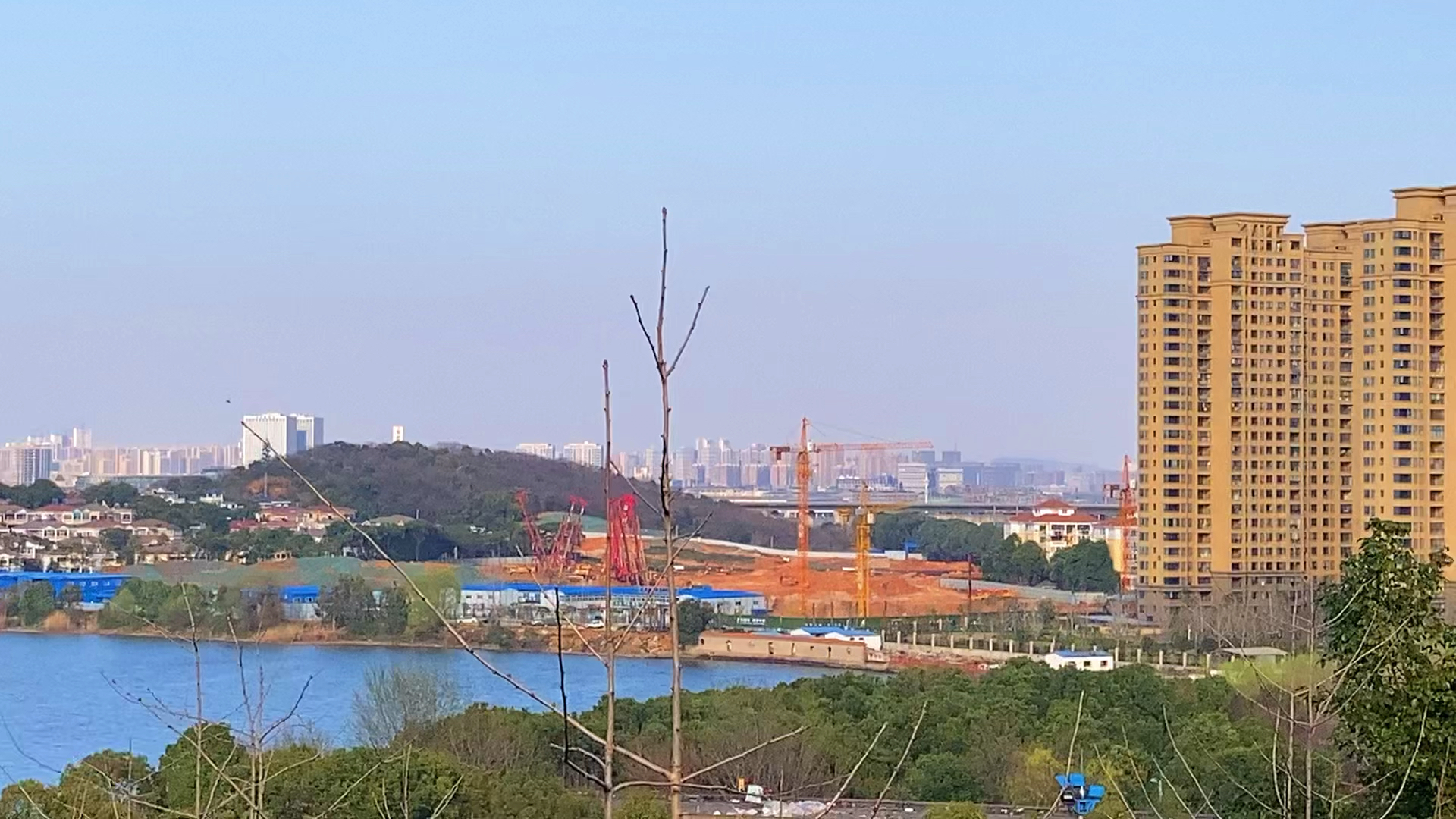 武汉有个"澳门山庄",位于江夏庙山,这块地正在火热施工中,未来将是