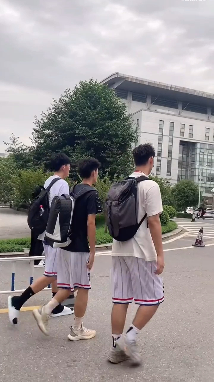 荷尔蒙帅哥武汉体育学院的小哥哥们个个都是大长腿整个校园都充满了