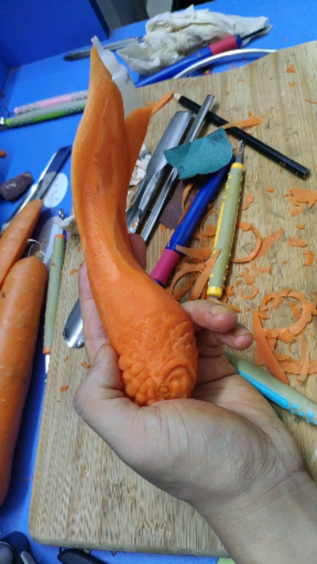 红萝卜雕刻金鱼第58集,分享价值百万手艺,七星级酒店教程,给个赞给个