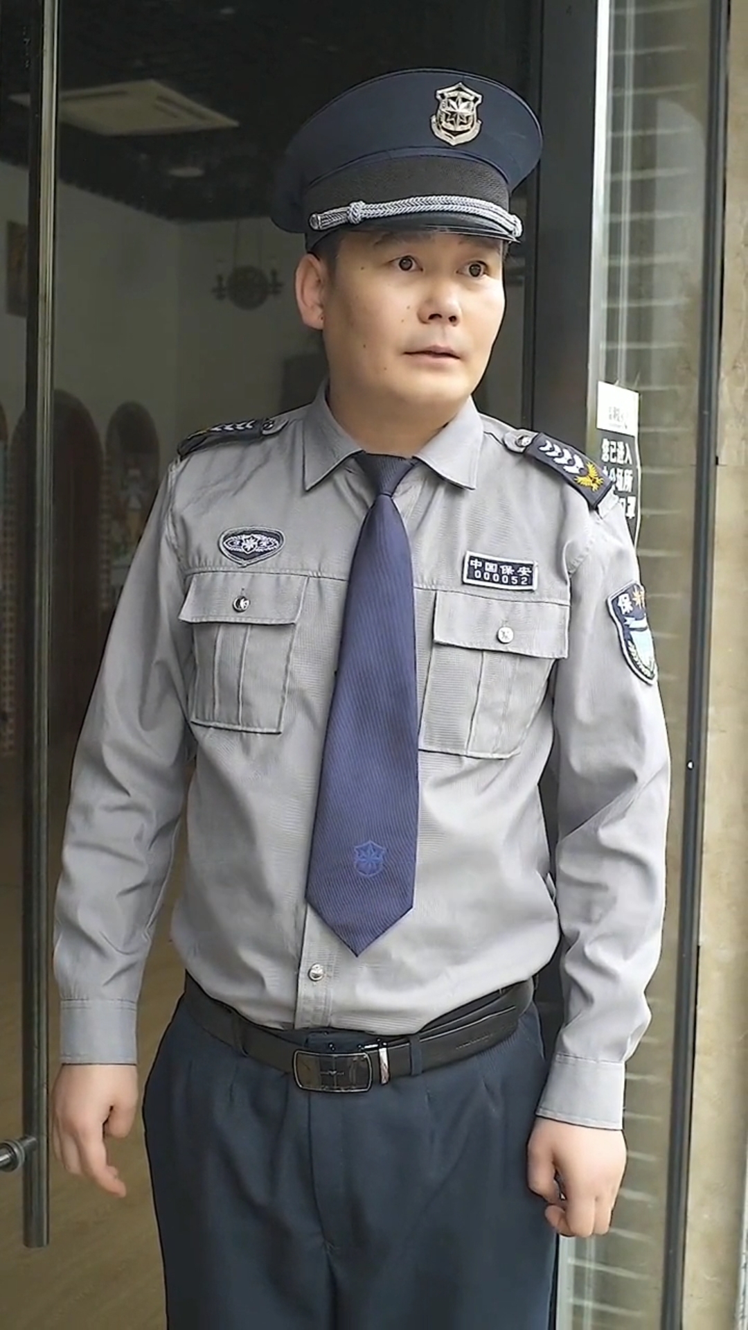 传递正能量#开车不喝酒,喝酒车开不走,保安大哥好样的