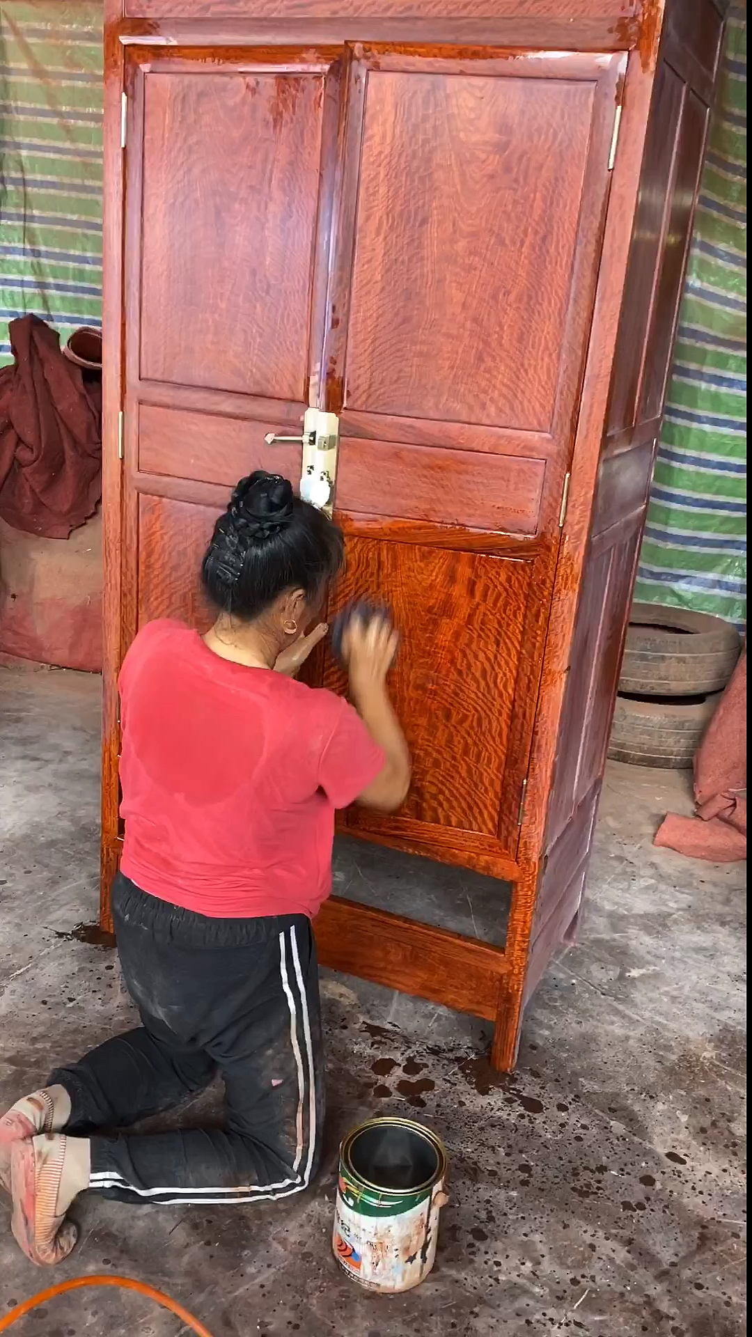 女师傅擦生漆