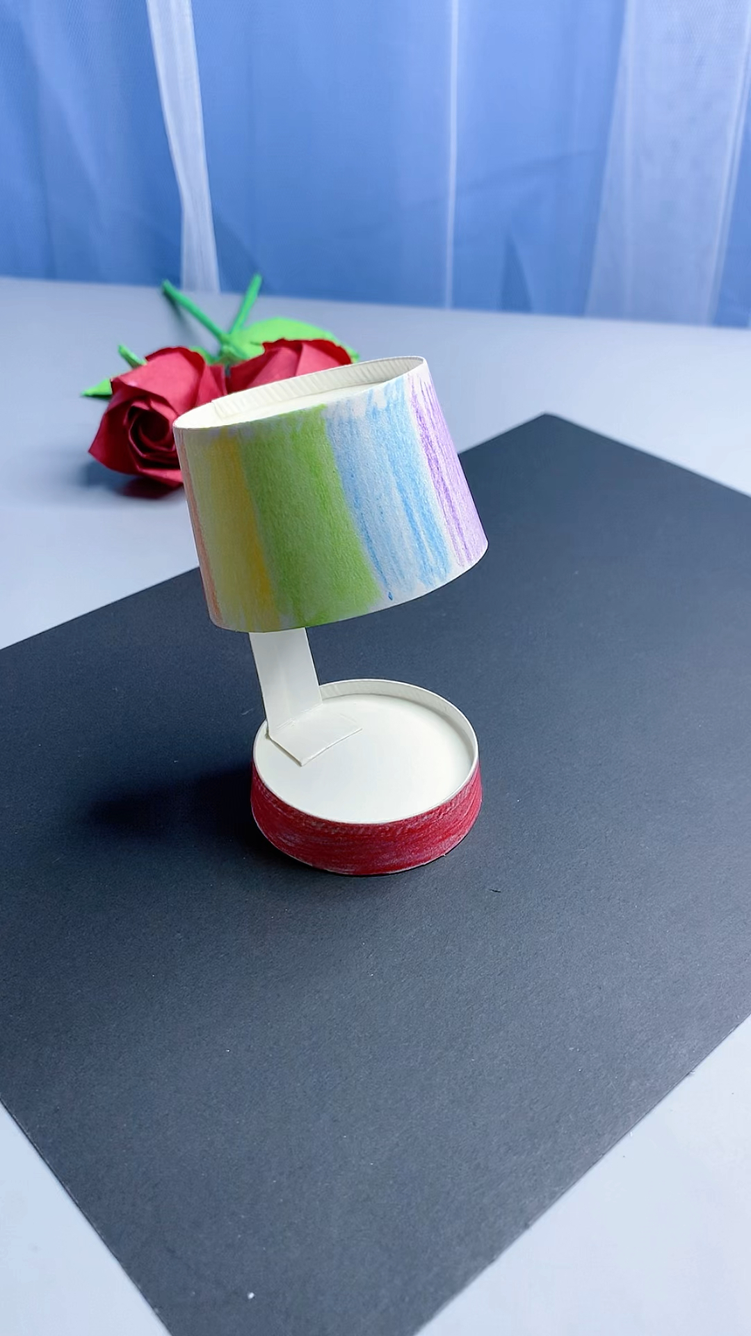 用纸杯做的迷你小台灯,除了不会亮,其他挺像的