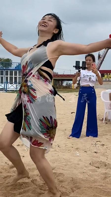 迷惑行为大赏#小芳美女和哥哥精彩沙滩吉舞-全民小视频