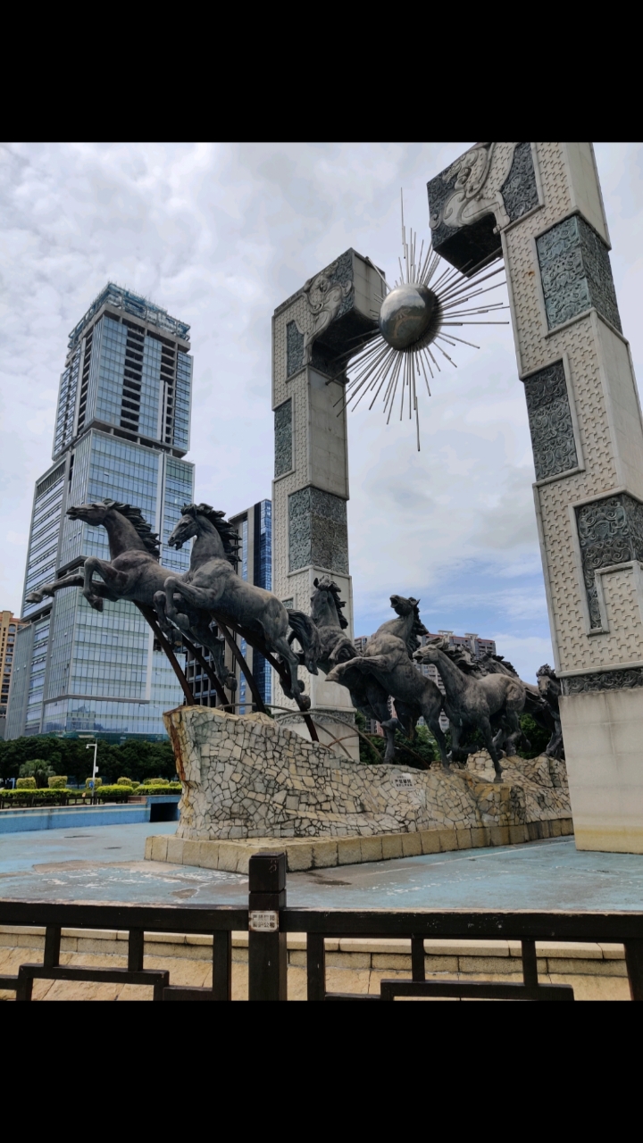 记录生活##打卡深圳第13期龙华中心系列文化广场雕塑龙马精神,八骏