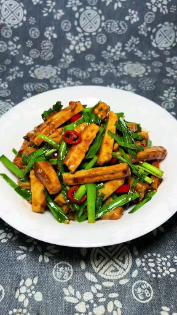 豆干炒韭菜,下饭菜一盘.