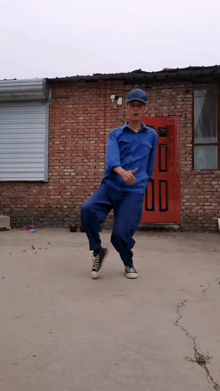 广场舞#乡村大叔模仿太空霹雳舞