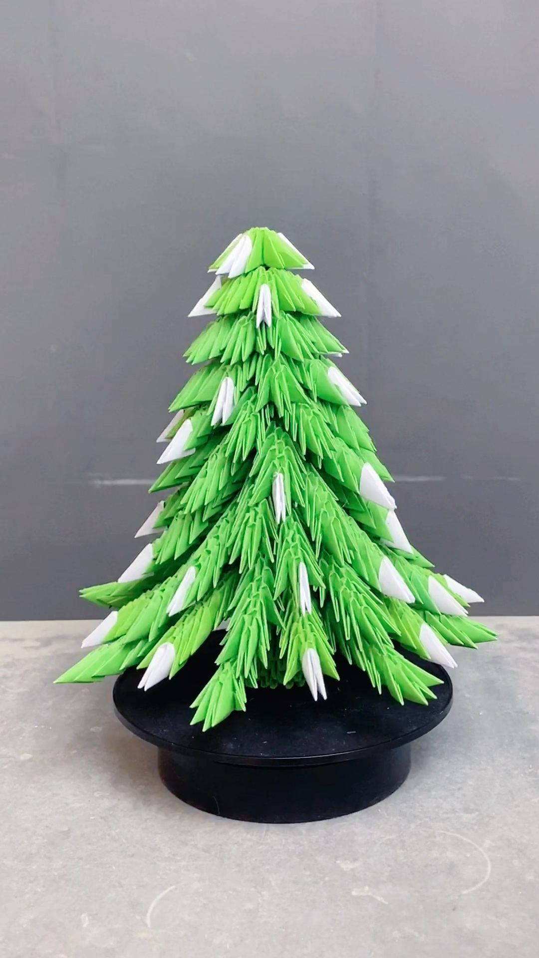 手工制作3800张纸片做的圣诞树看看像吗