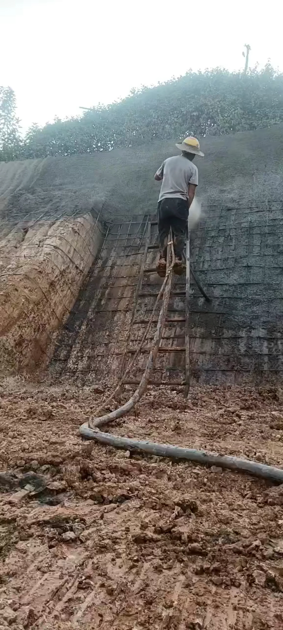 高架桥边坡混凝土喷浆加固现场