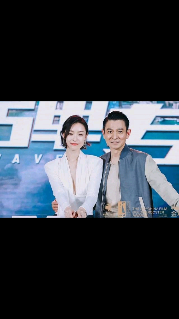 59岁刘德华近照曝光,素颜出镜温润儒雅,和倪妮同框看不出年龄差-度小