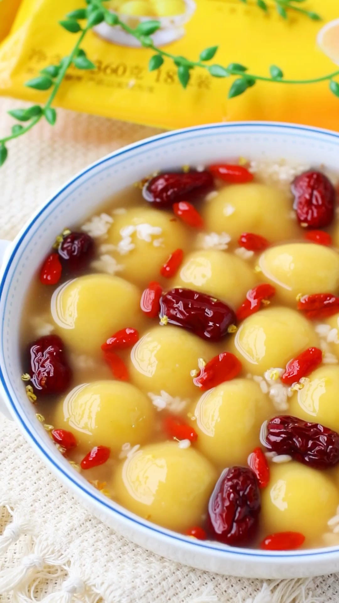 美食#软糯好吃的酒酿咸蛋黄汤圆