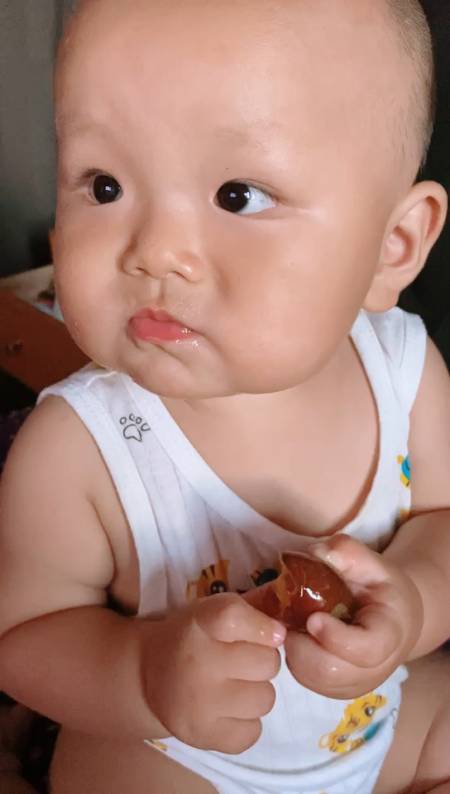 家有萌娃#看着小胖子吃东西我竟然流口水了!小嘴长了两颗牙好可爱啊!